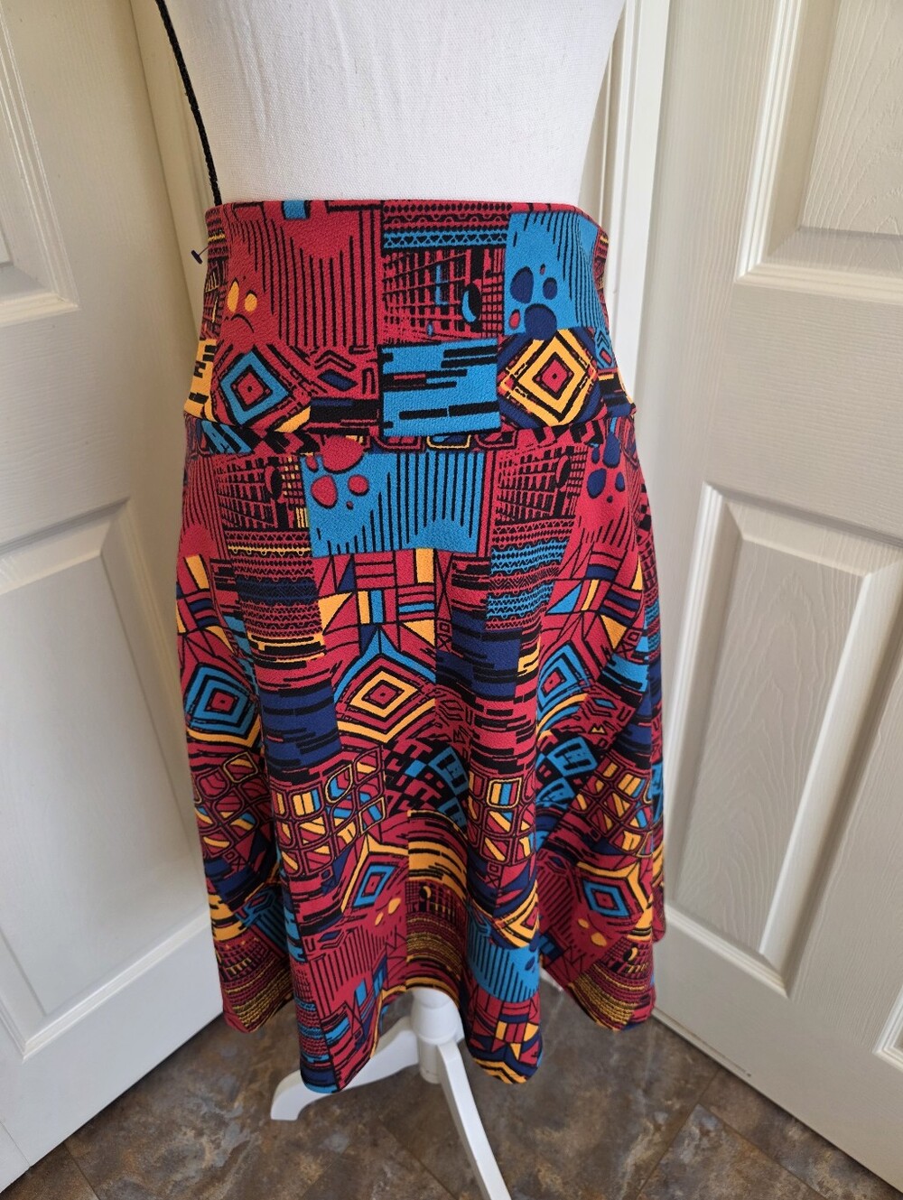 LULAROE COLORFUL FEOMETRIC SKIRT, SIZE XL, NEW
